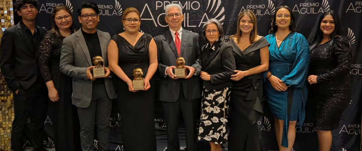 Tres Premios Aguila Para Stereo Luz Foto del Grupo con los 3 Aguilas