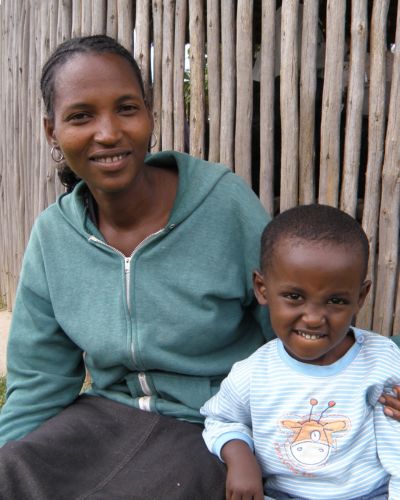 Madre Et&iacute;ope con su hijo