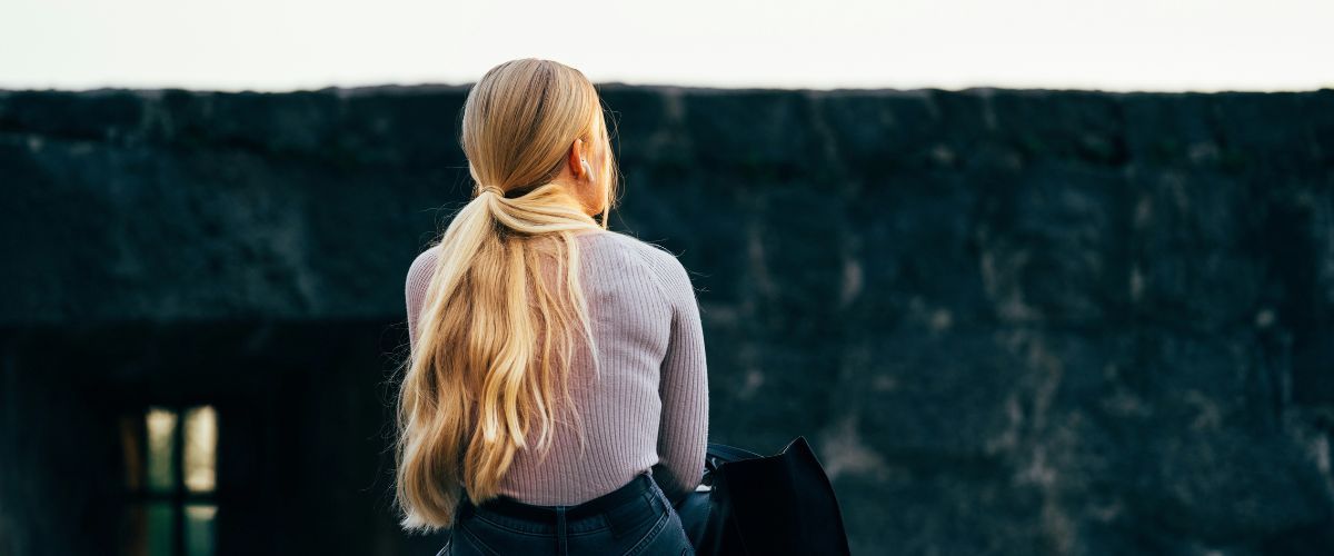 Luz en medio de la oscuridad Mujer de Espalda - Tesoros Escondidos