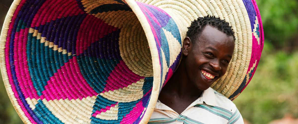 Hombre de Cuerno de Africa bajo un sombrero gigante
